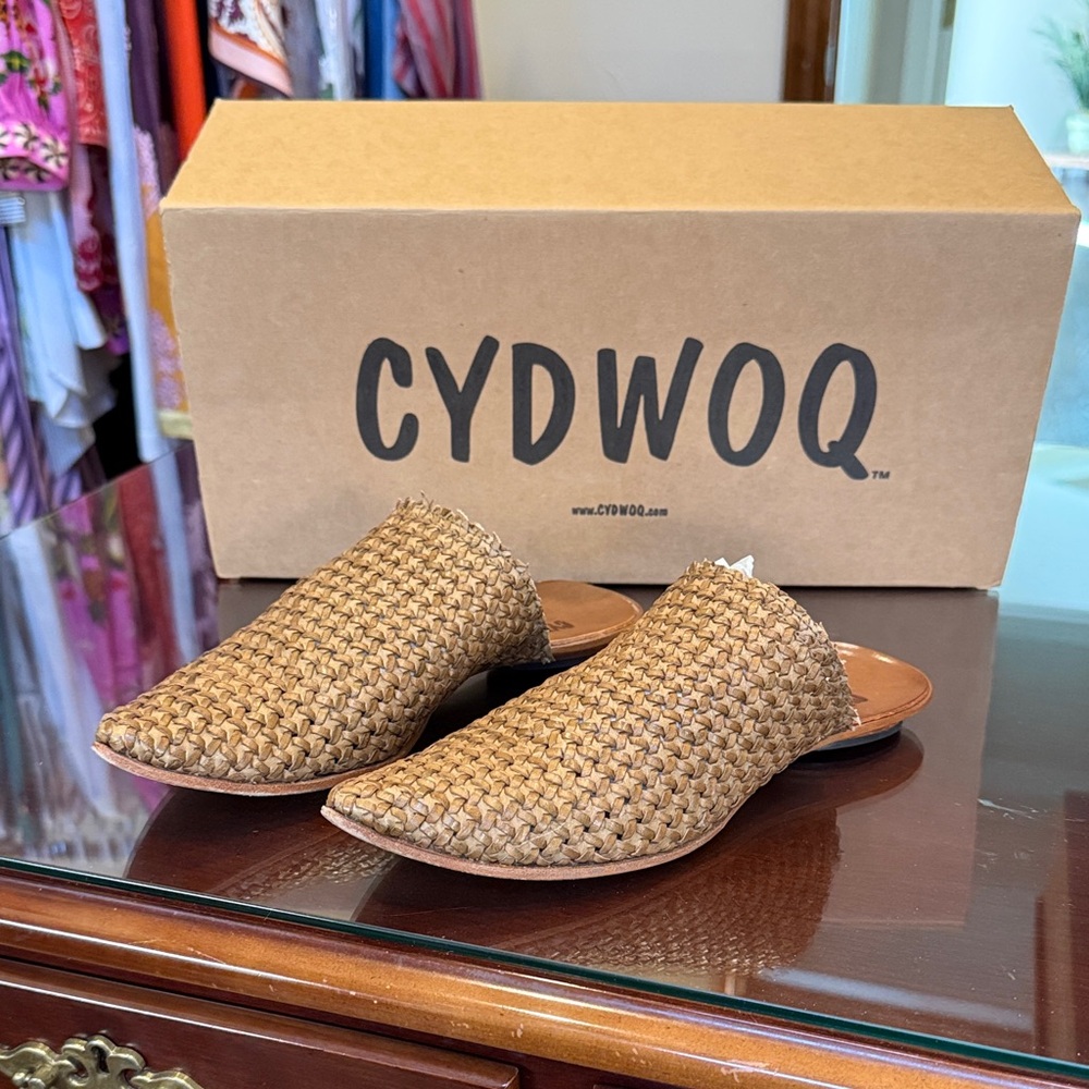 CYDWOQ Women's Tan Woven Leather Mule
